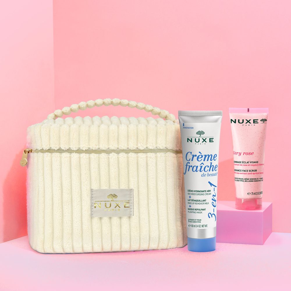 Set regalo con trousse e due tubi. Scritta: NUXE PARIS, Crème fraîche de beauté, Very rose. Trousse in tessuto color crema.
