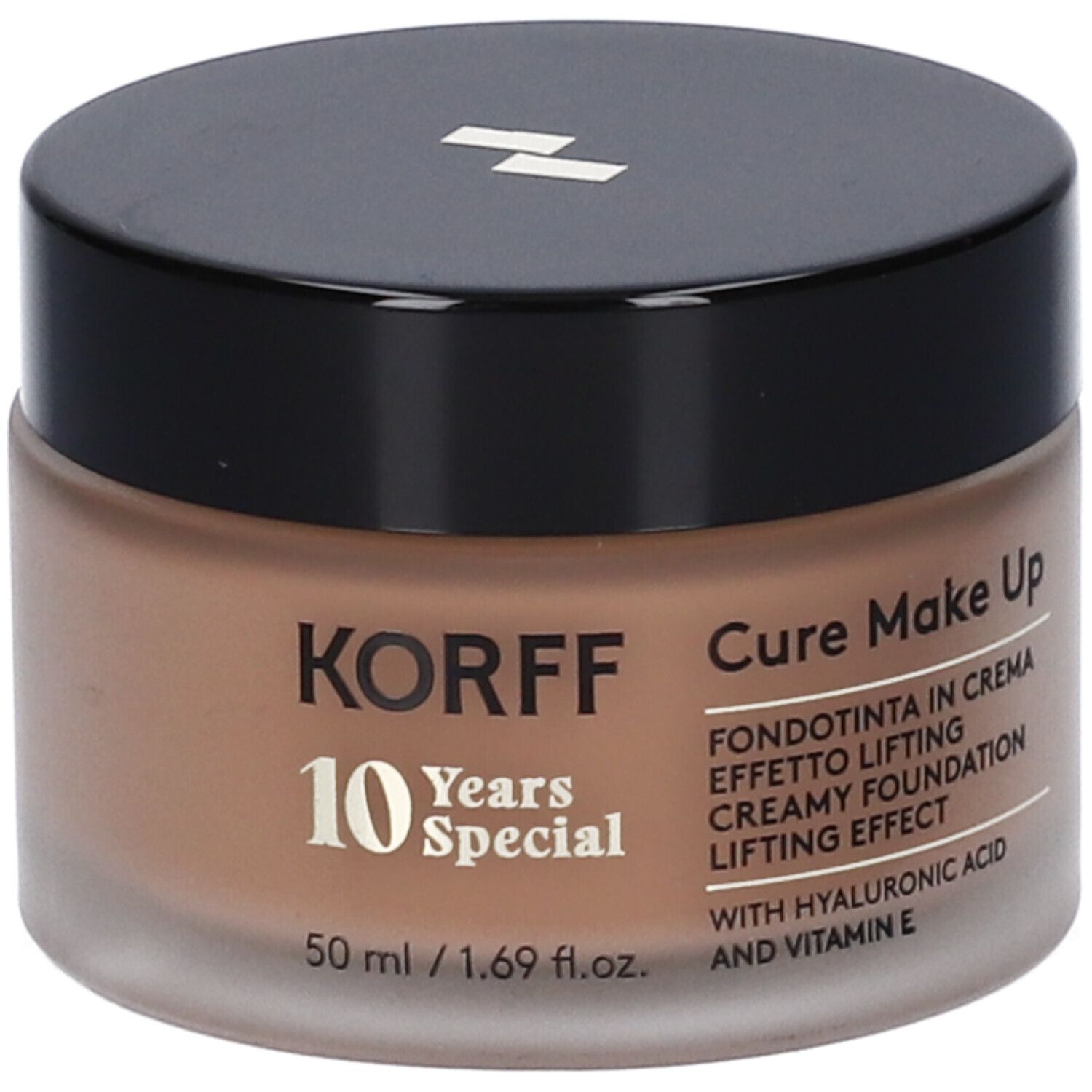 KORFF MK Fondotinta CR Lift 05. Crema marrone in vasetto con coperchio nero. Testo: KORFF, Cure Make Up, 10 Years Special.