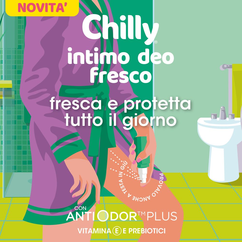 Immagine pubblicitaria. Donna in accappatoio. Immagine del prodotto e testo: Chilly Intimo deo fresco, fresca e protetta.