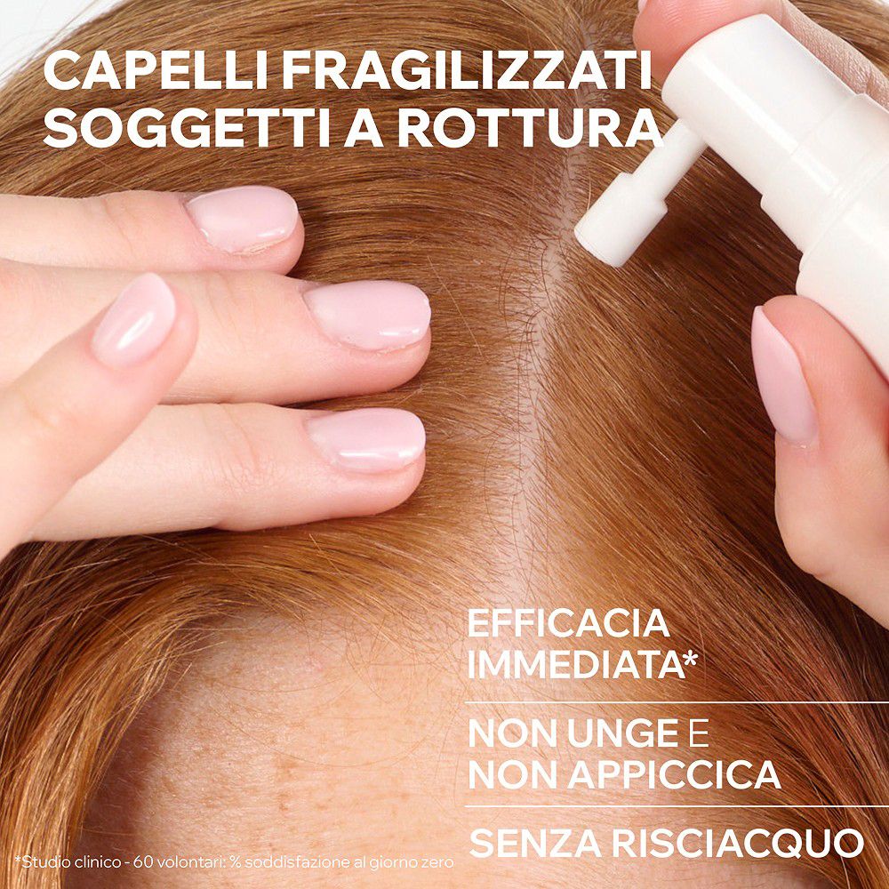 Un applicatore spray bianco viene applicato sul cuoio capelluto per trattare i capelli diradati.