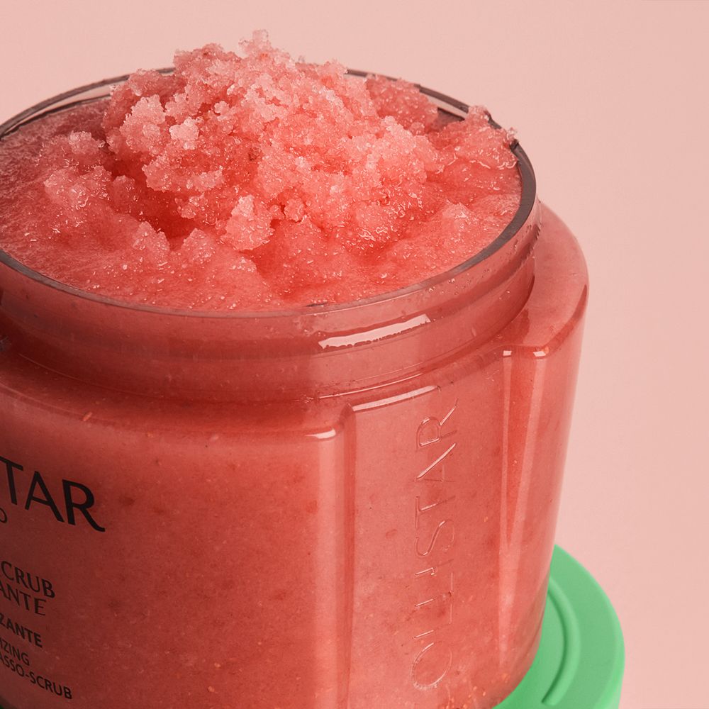 Contenitore rosa aperto con coperchio verde. Contiene scrub rosa. Scritta: Collistar Milano, Talasso-Scrub.