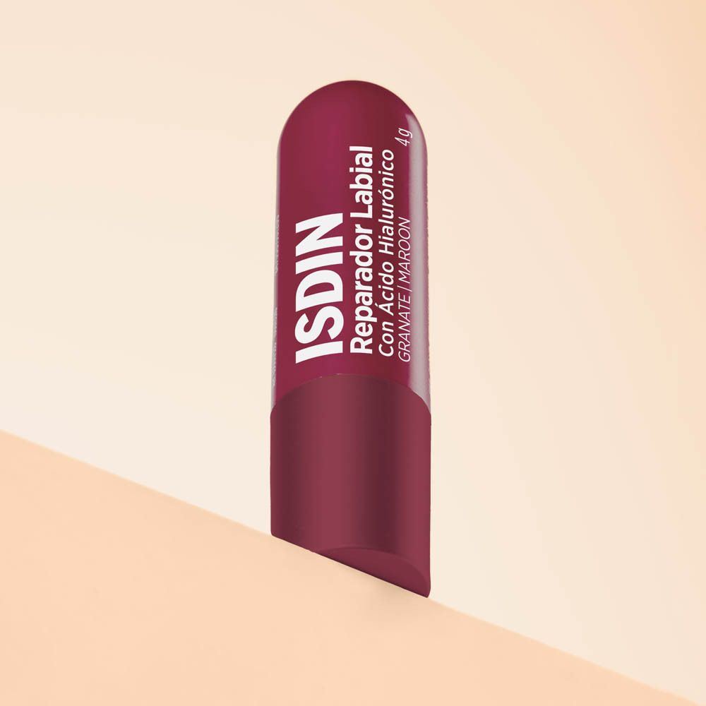 Stick labbra bordeaux. Marchio ISDIN. Testo sul prodotto.