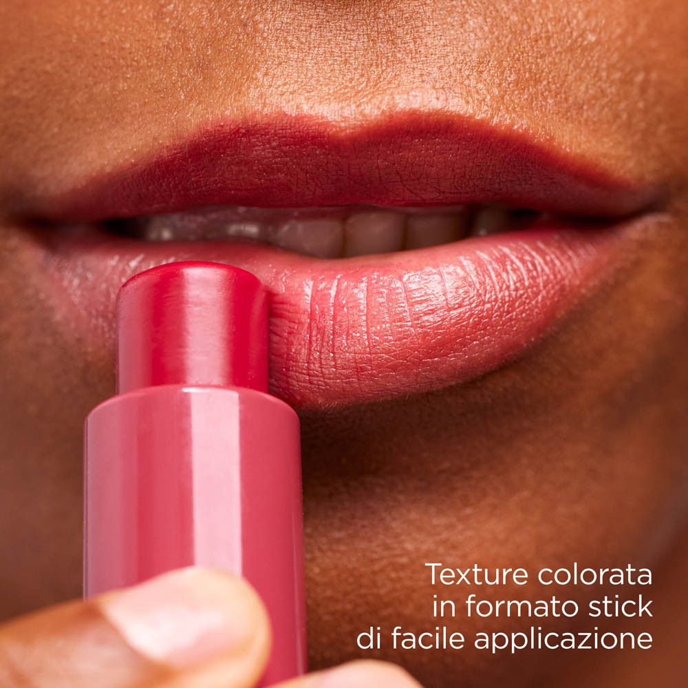 Persona applica rossetto. Colore rosso. Nome del prodotto non visibile.
