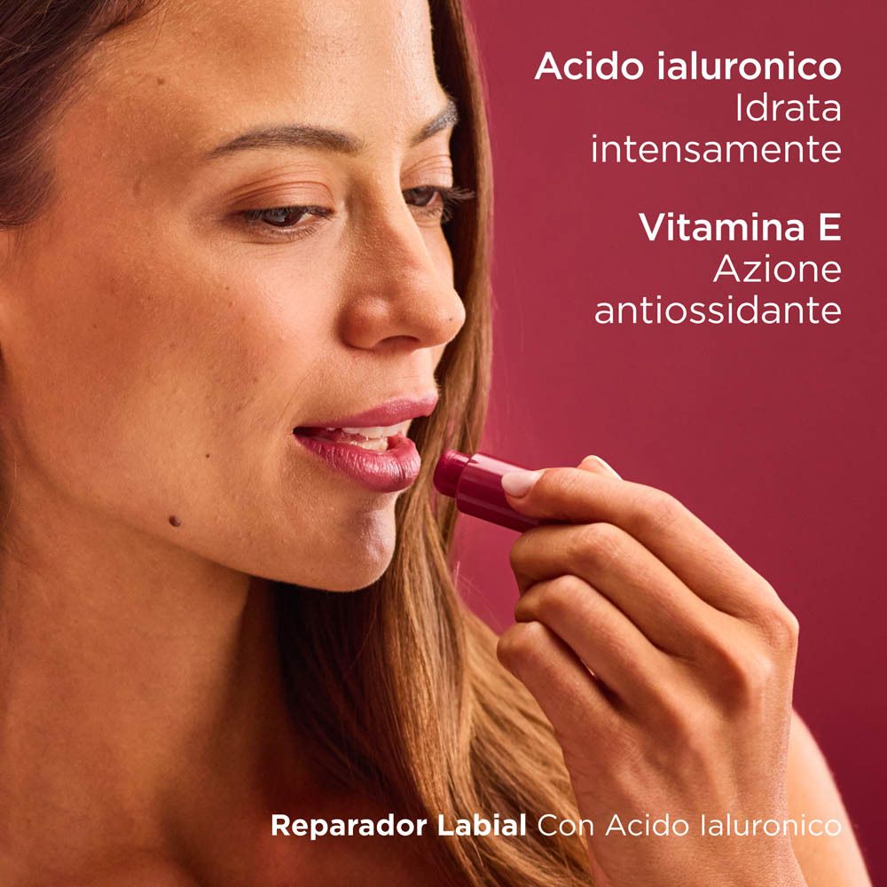 Donna applica rossetto. Contiene acido ialuronico e vitamina E.