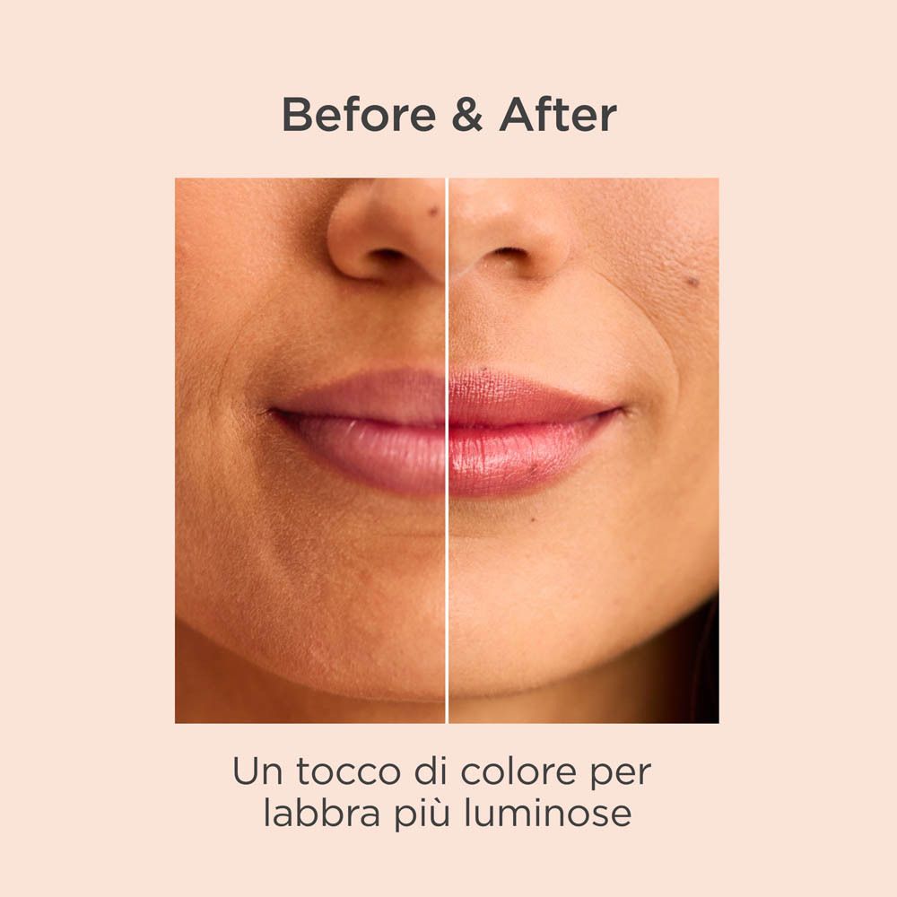 Confronto prima-dopo. Labbra con e senza rossetto. Tonalità.