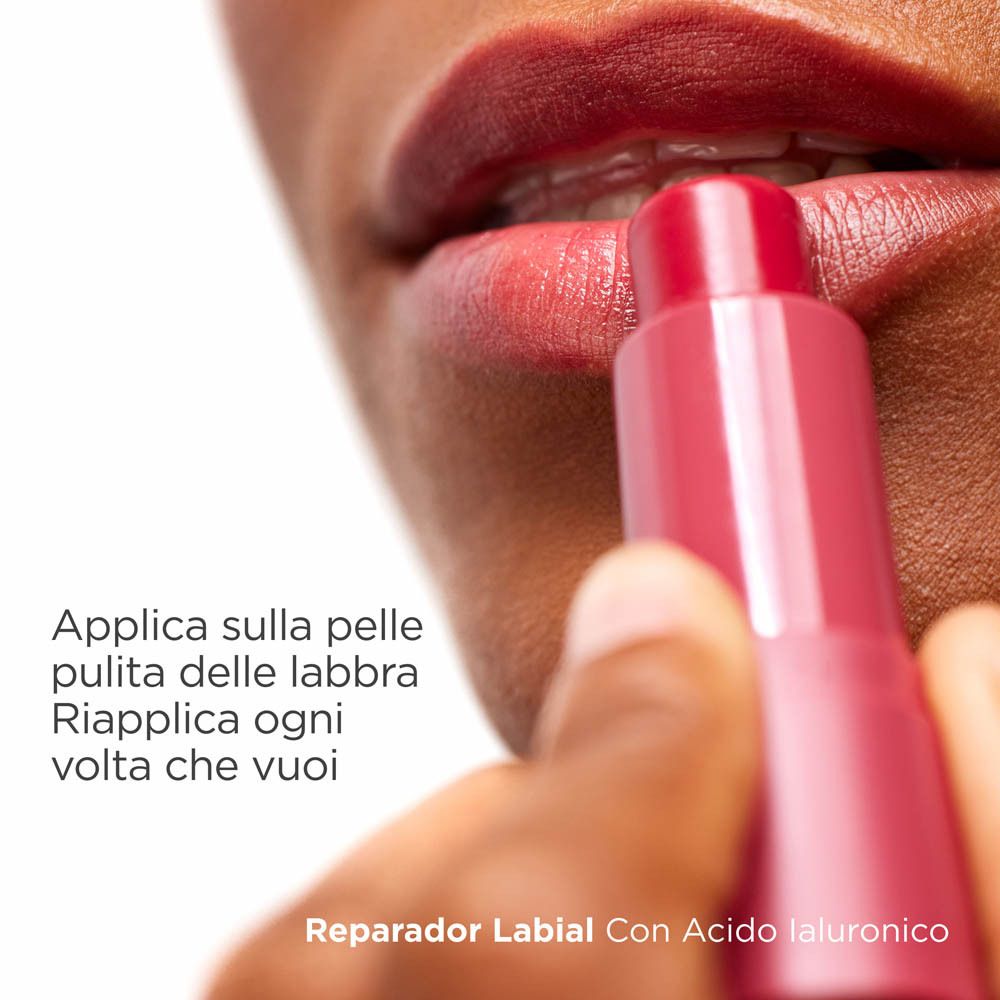 Persona applica rossetto. Istruzioni per l'uso.