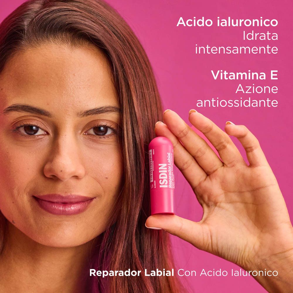 Donna con stick riparatore labbra rosa. Testo: L'acido ialuronico idrata intensamente, la vitamina E ha azione antiossidante.