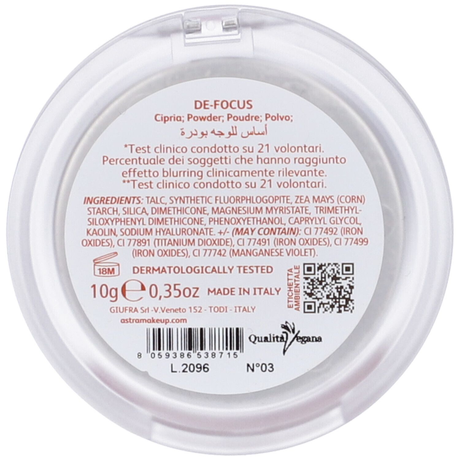 Contenitore rotondo trasparente. Scritta: DE-FOCUS, ingredienti, 10g, dermatologicamente testato, marchio vegano, tonalità 03.