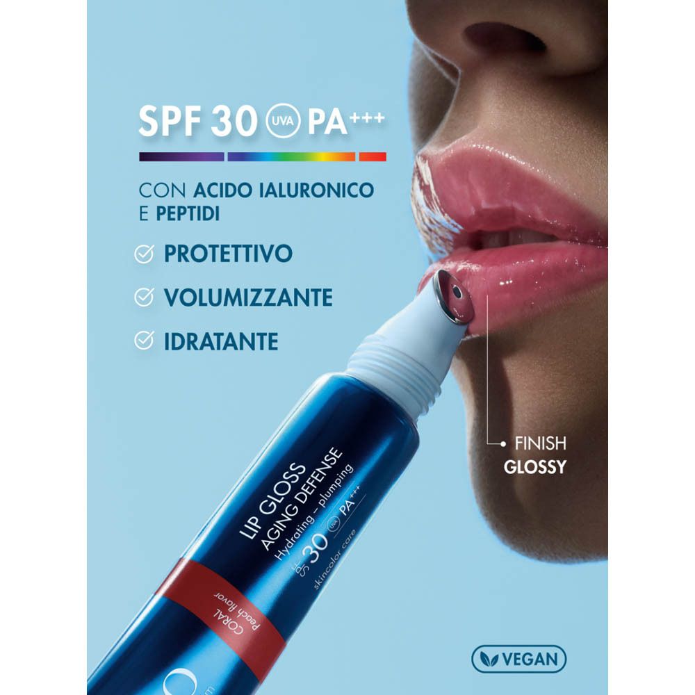Tubo blu-argento di lucidalabbra. Testo: SPF 30 PA+++, con acido ialuronico e peptidi. Logo vegano. Finish lucido.