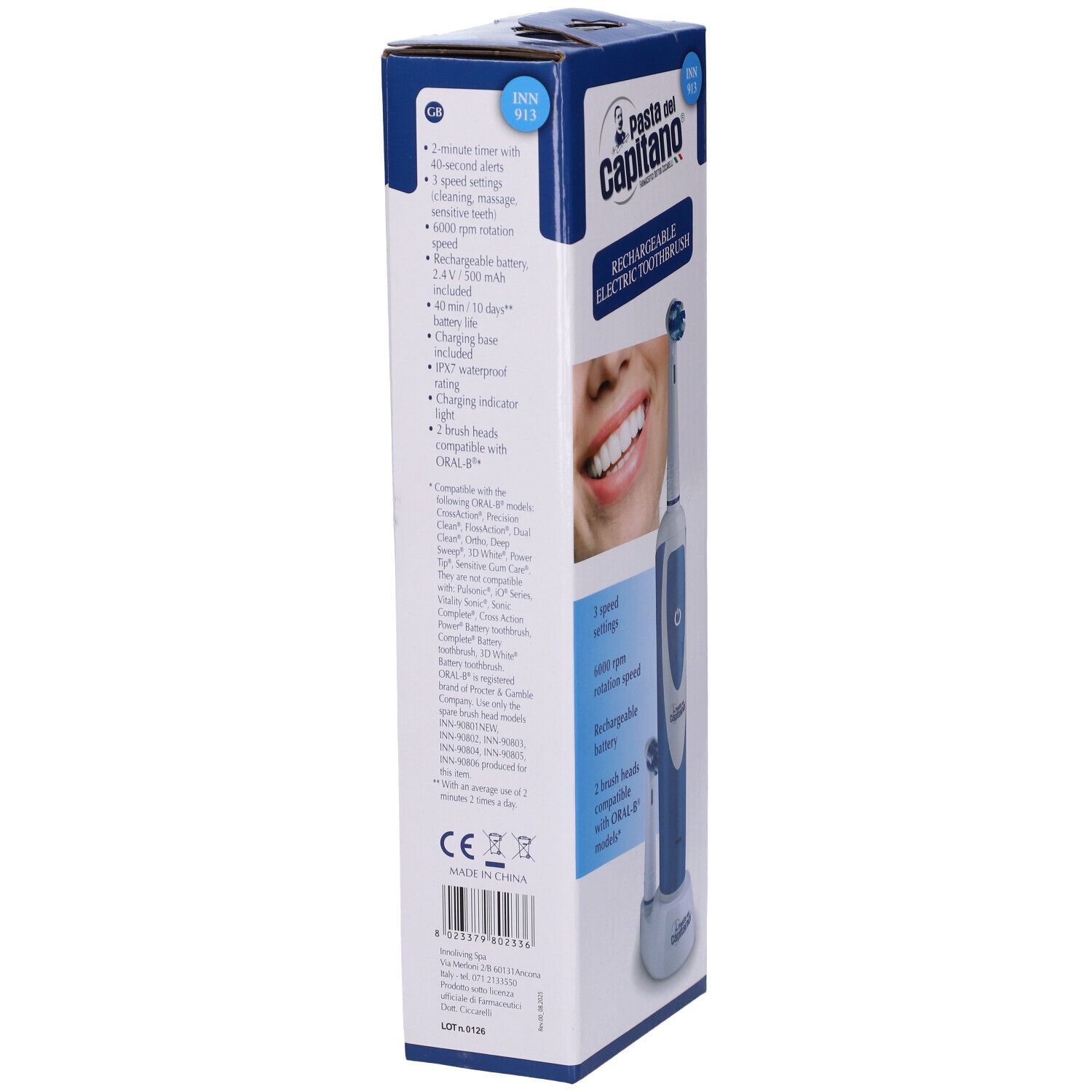 Confezione dello spazzolino elettrico ricaricabile. Spazzolino blu e bianco con stazione di ricarica. Marchio: Pasta del Capitano. Scritto: Rechargeable Electric Toothbrush.