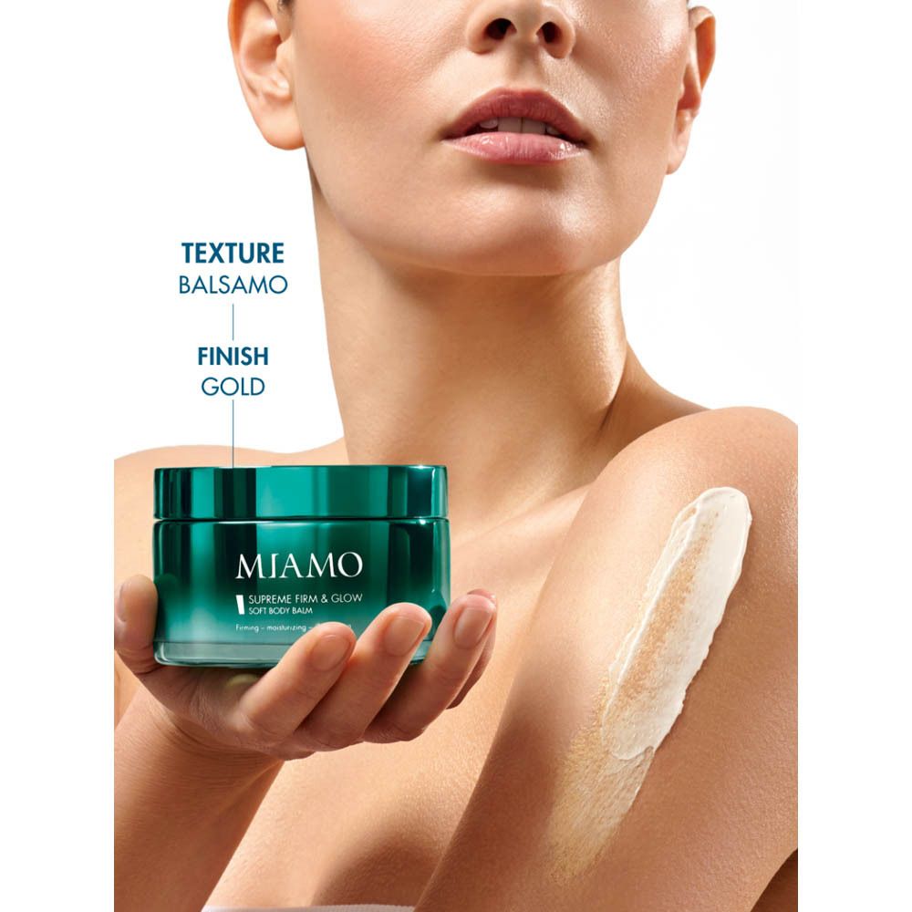 Donna che tiene un vasetto di balsamo. Texture, Balsamo, Finish Gold. Miamo Body Renew Supreme Firm & Glow Soft Body Balm.