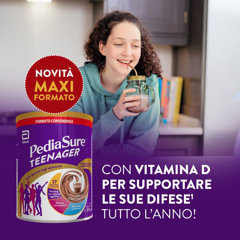PediaSure Teenager, maxi formato, gusto cioccolato, con una giovane donna che beve la bevanda.