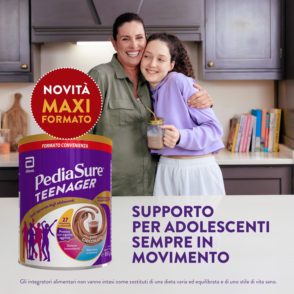Lattina PediaSure Teenager gusto cioccolato, 850g. Donna e adolescente si abbracciano.