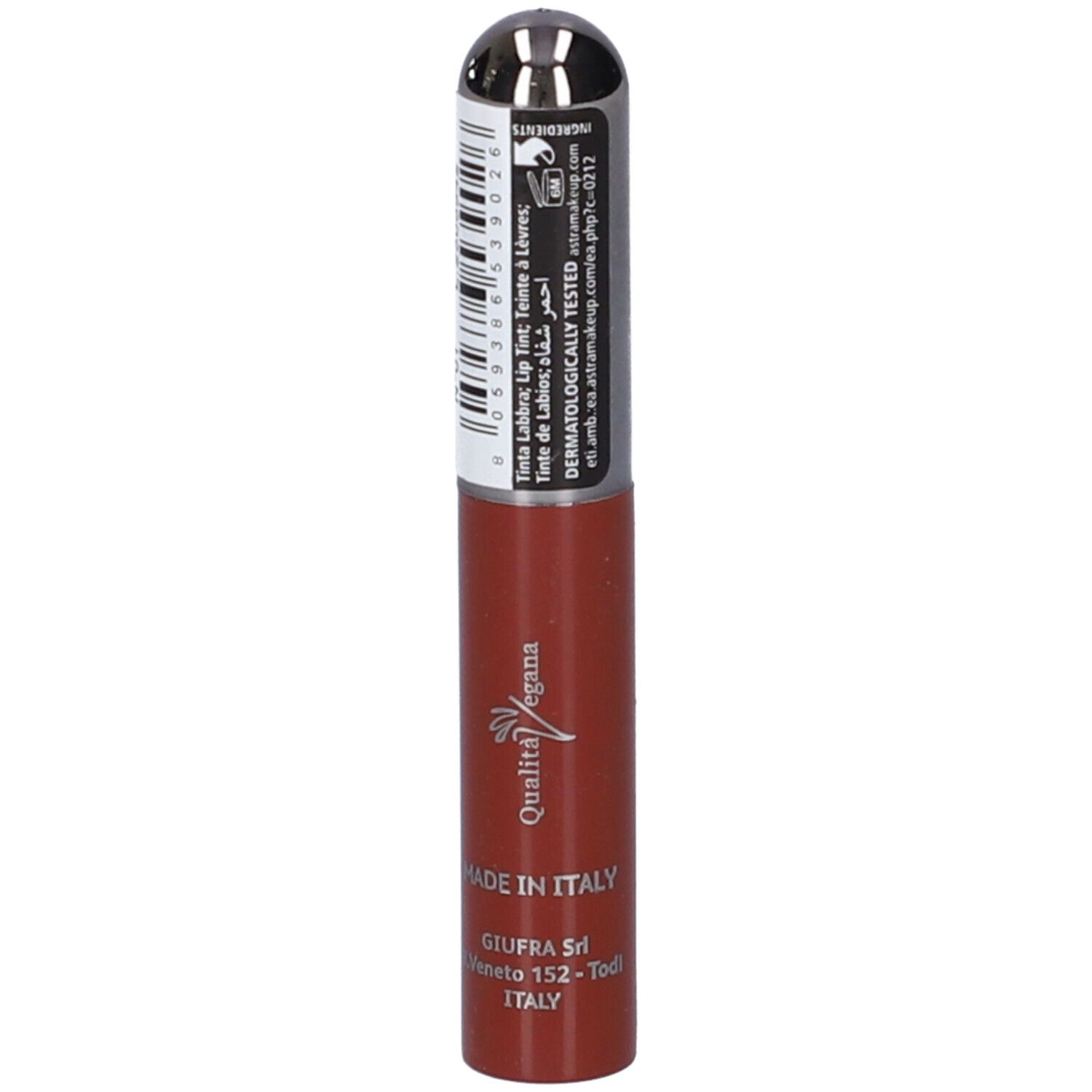 Rossetto rosso con applicatore argentato ed etichetta nera. Contiene 'Qualità Vegana' e 'Made in Italy'.