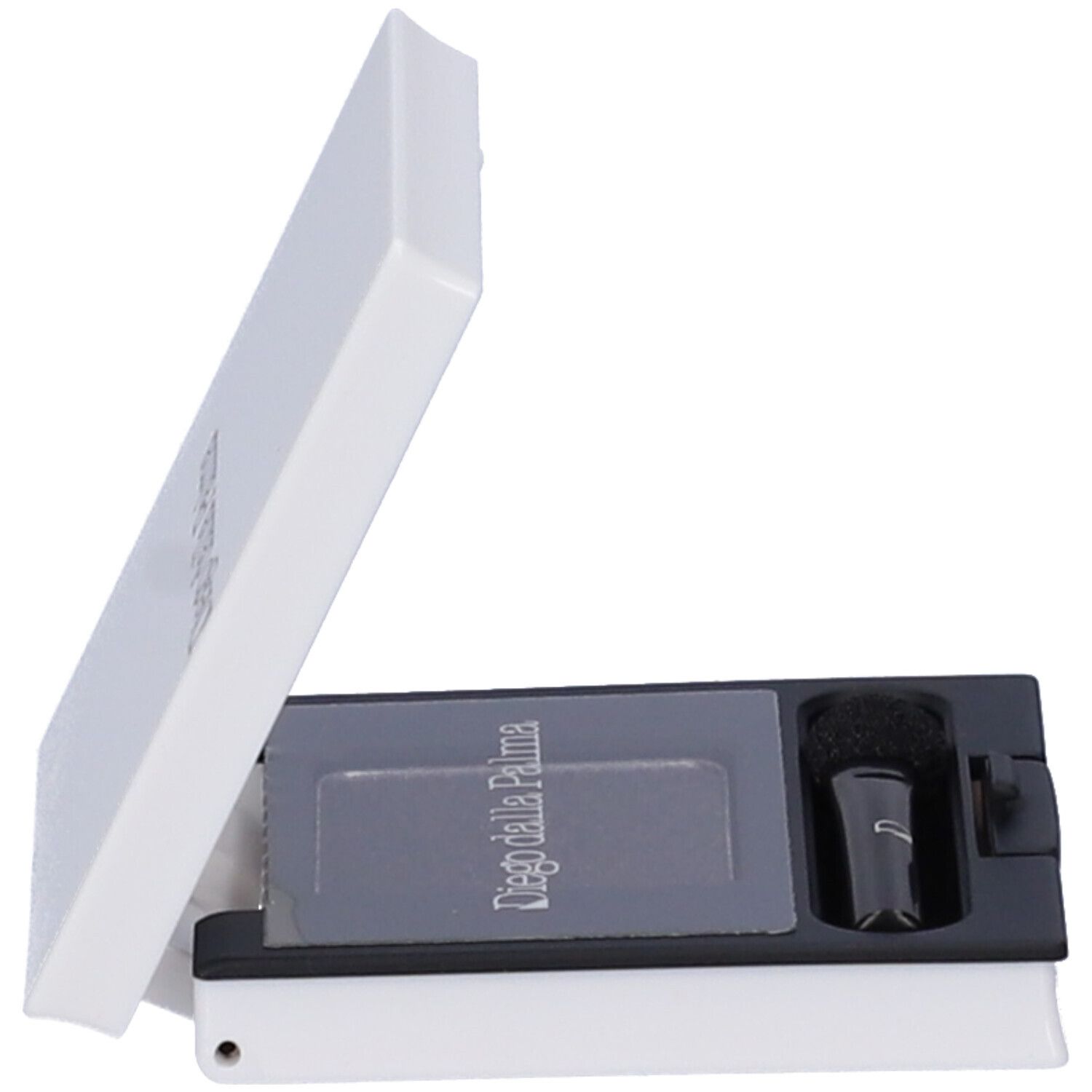 Astuccio bianco per ombretto con coperchio aperto. Include un applicatore. Il nome è visibile.
