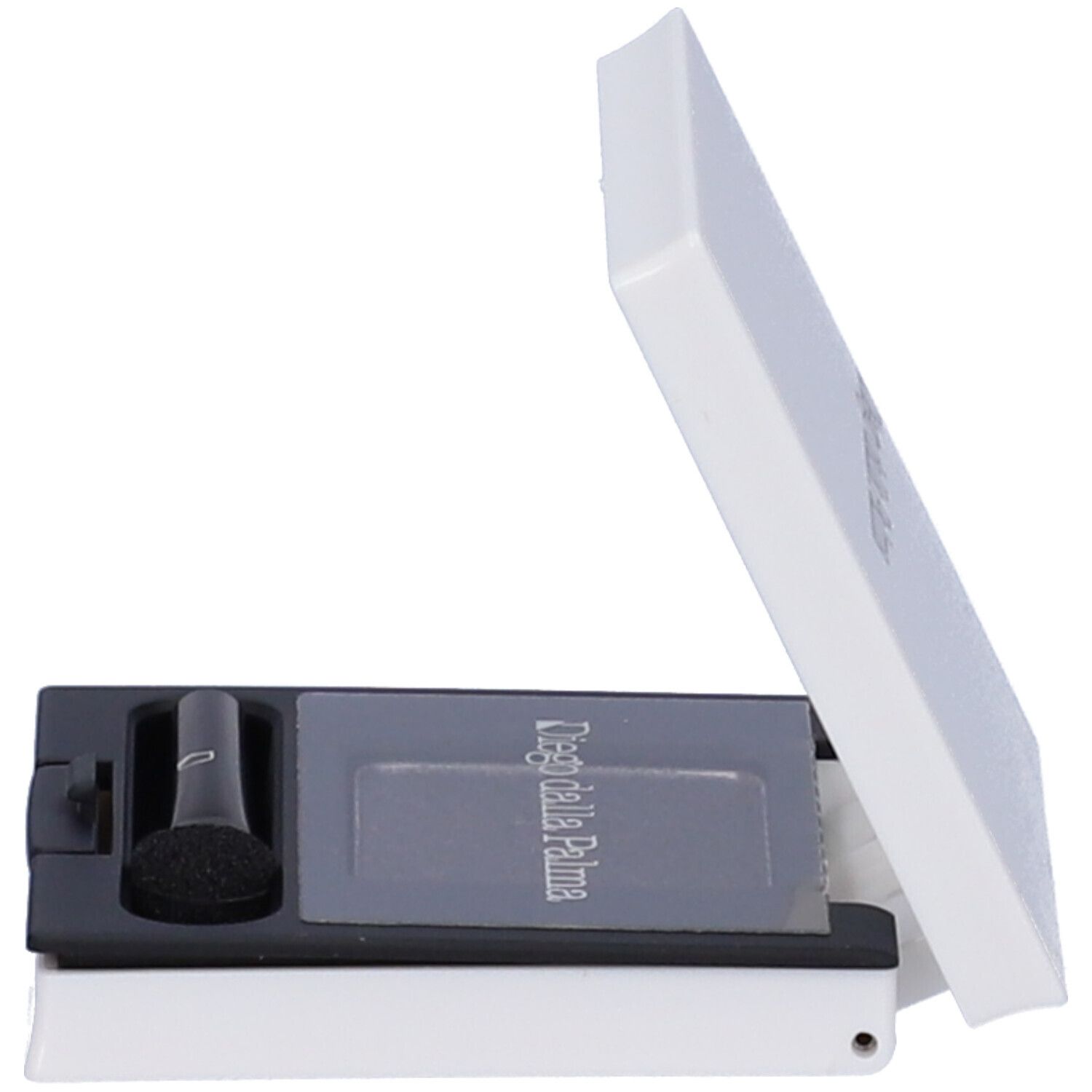 Astuccio bianco per ombretto con coperchio aperto. Include un applicatore. Il nome è visibile.