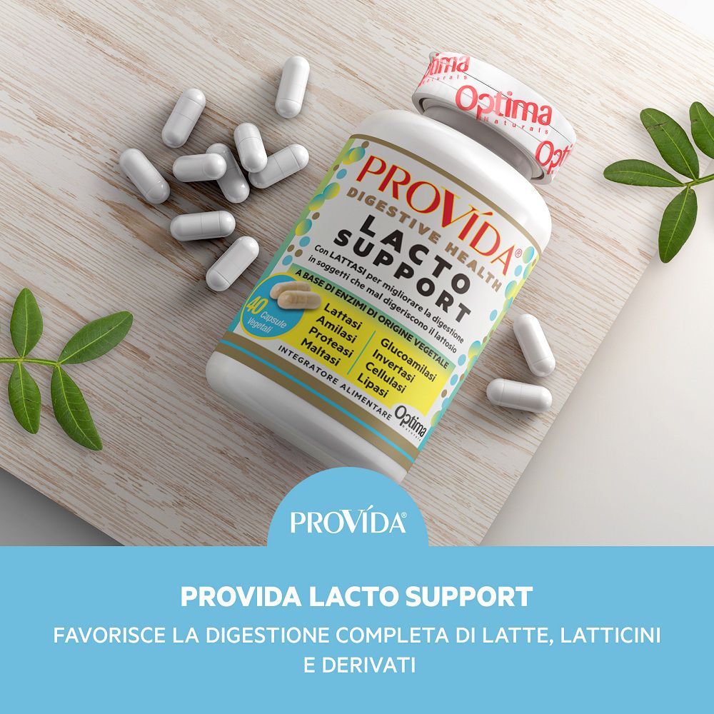Barattolo Optima Provida Lacto Support con capsule su tagliere di legno, circondato da foglie. Contiene lattasi.