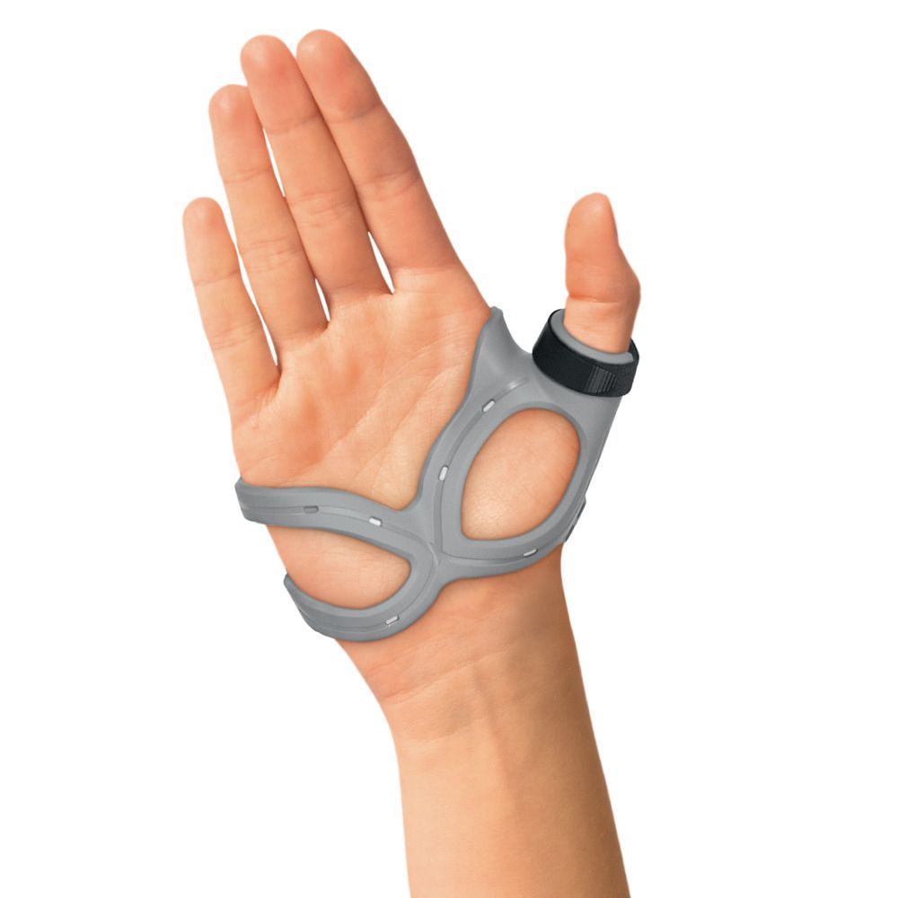 Tutore per pollice grigio sul polso. Copre il pollice e parte del palmo. Il pollice è fissato.