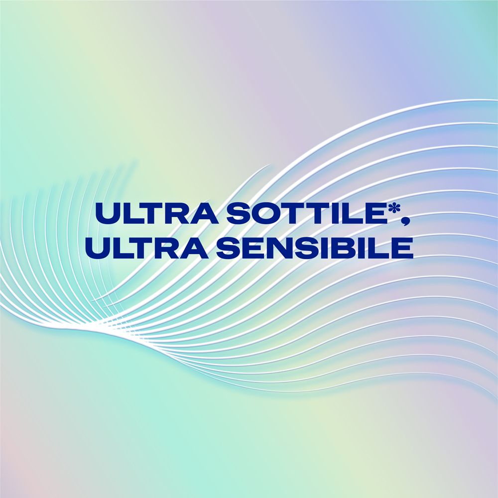 Testo 'ULTRA SOTTILI*, ULTRA SENSIBILE' su sfondo pastello con linee ondulate.