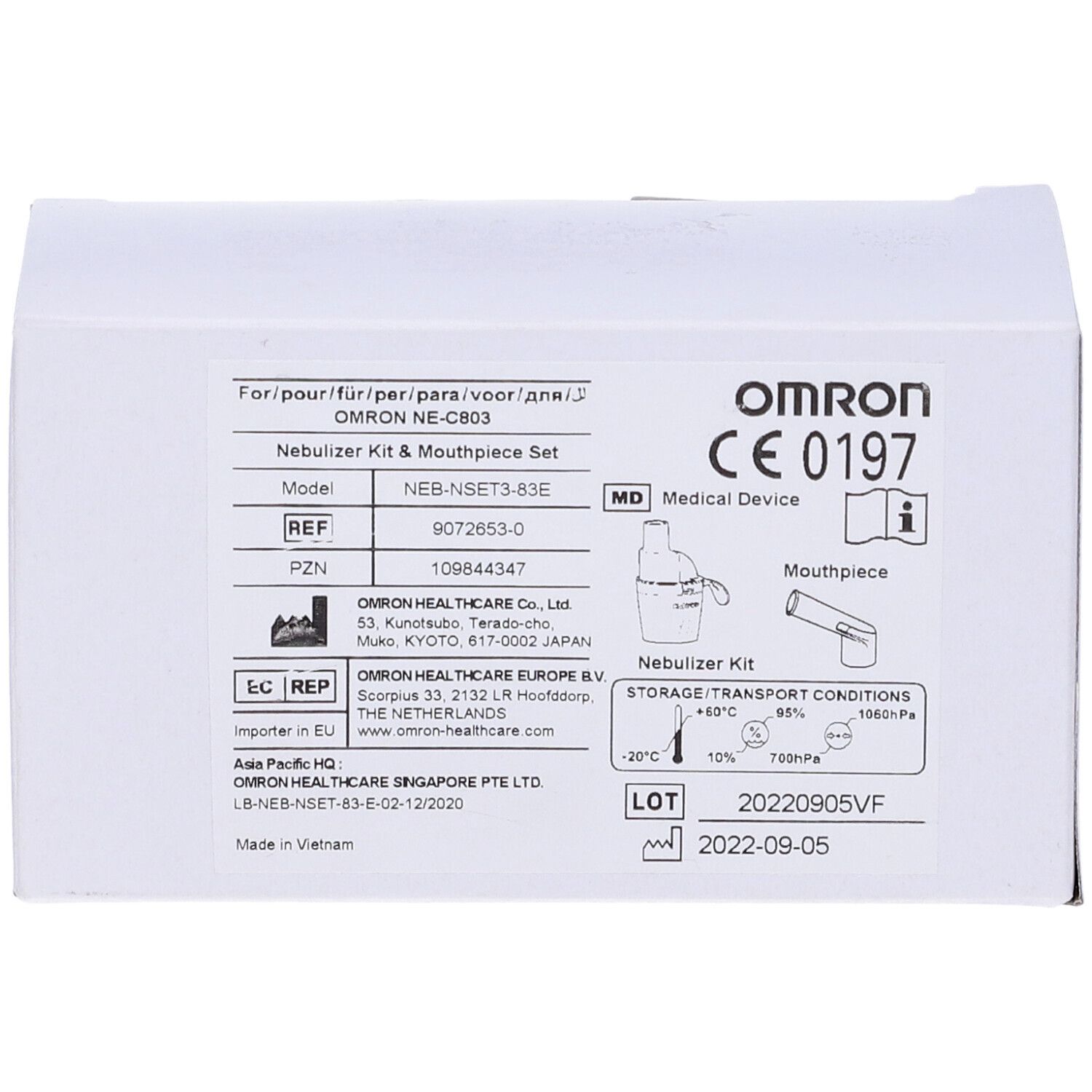 Confezione in cartone bianco con informazioni sul prodotto. Logo OMRON e marchio CE. Nebulizer Kit & Mouthpiece Set.