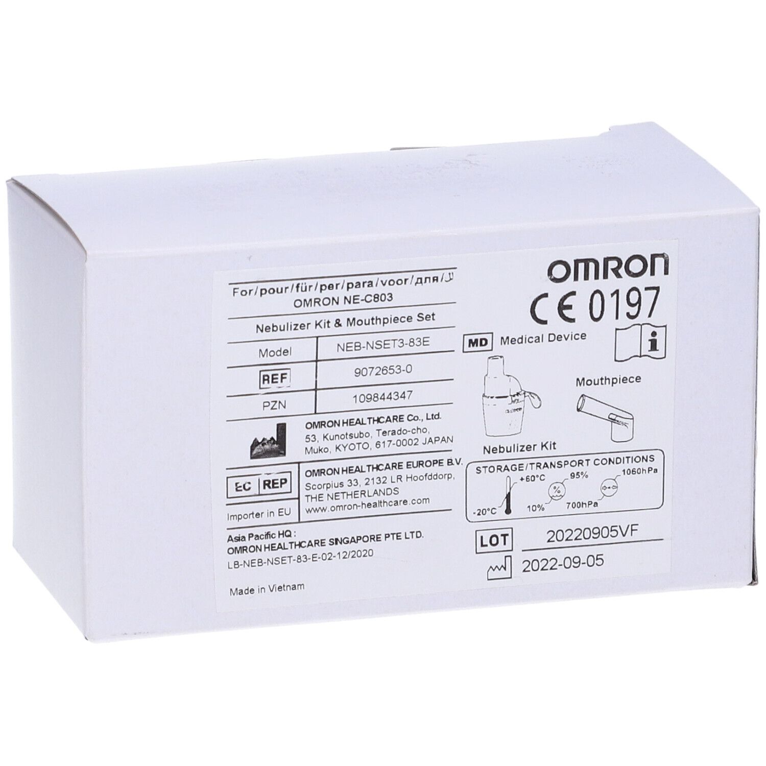 Confezione in cartone bianco con informazioni sul prodotto. Logo OMRON e marchio CE. Nebulizer Kit & Mouthpiece Set.