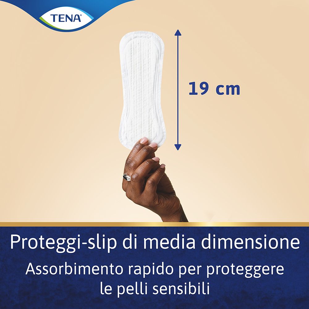 Proteggislip bianco, lungo 19 cm, tenuto in mano. Scritto: Proteggi-slip di media dimensione. Assorbimento rapido.