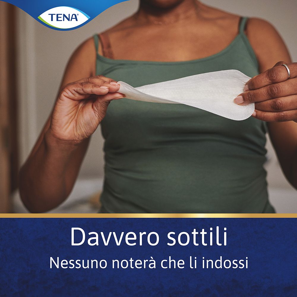 Persona che tiene un prodotto TENA Lights Sensitive sottile e bianco. Testo: Davvero sottili.