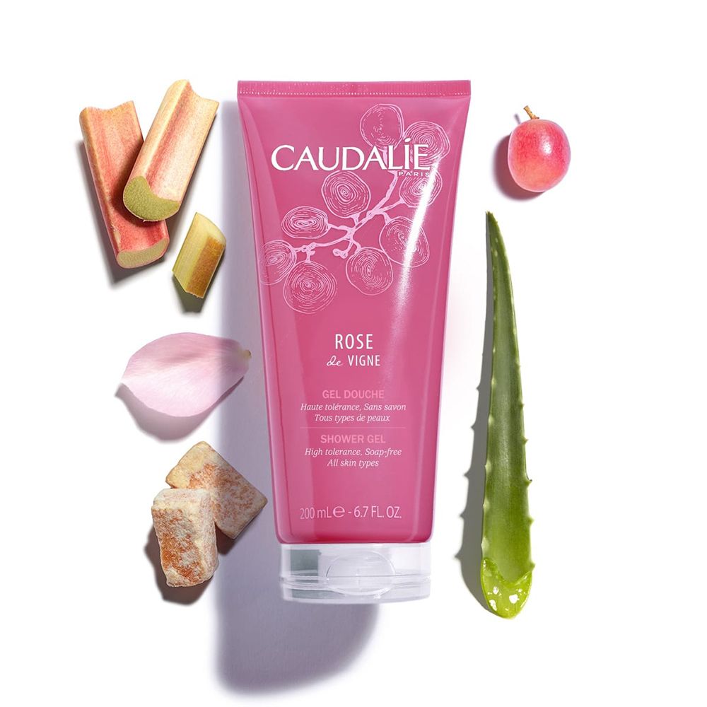 Tubo di gel doccia rosa con ingredienti: rabarbaro, uva, aloe vera, petalo e pietra.