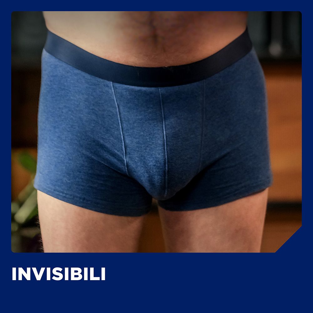 Uomo in boxer blu. Testo: INVISIBILI.