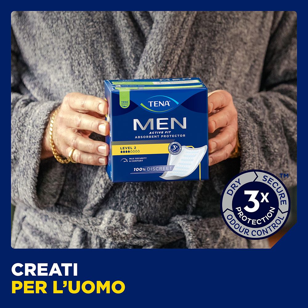 Confezione Tena Men Active Fit, tenuta in mano. Mostra il livello 2 e la protezione 3x. Scritta: CREATI PER L'UOMO.