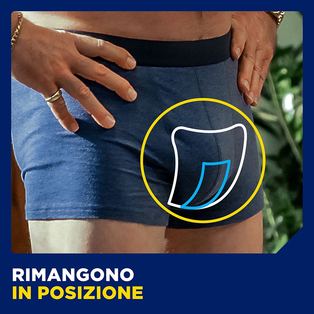 Boxer blu con un protettore assorbente. Mostra il posizionamento del prodotto. Scritta: RIMANGONO IN POSIZIONE.