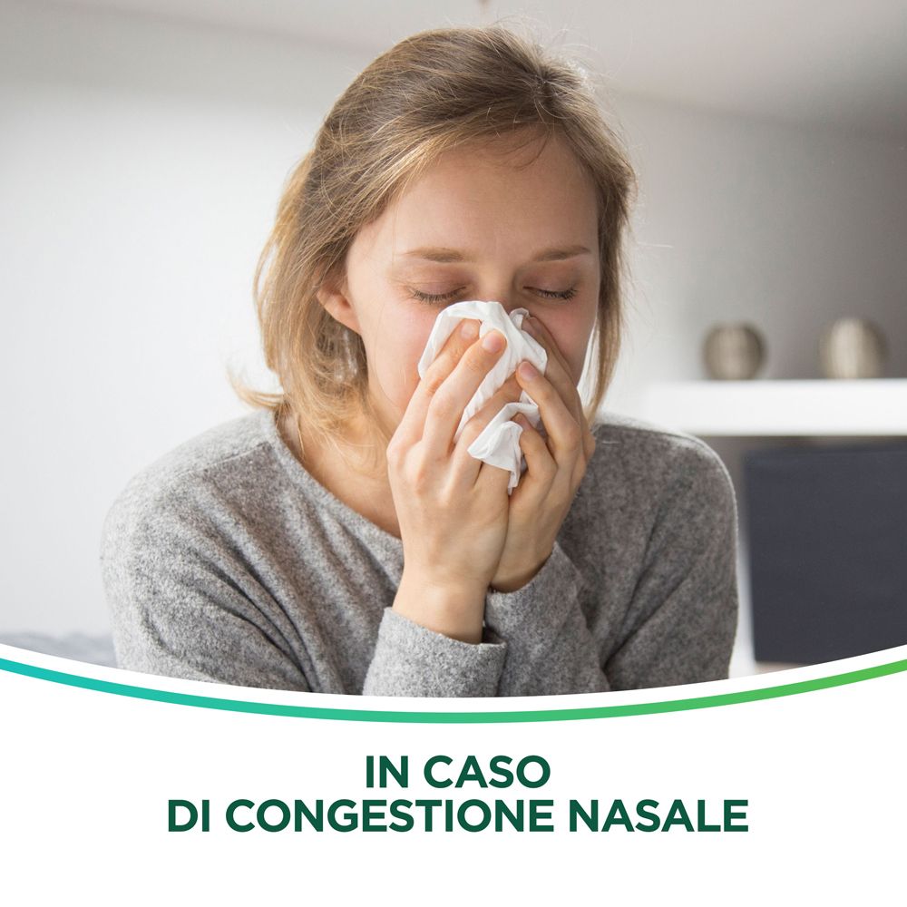 Donna con fazzoletto. Testo: IN CASO DI CONGESTIONE NASALE (In caso di congestione nasale).