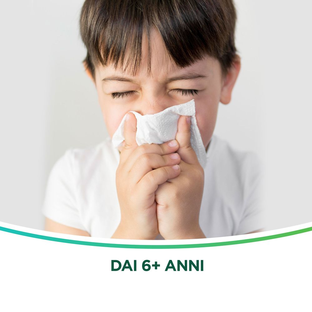 Bambino con fazzoletto. Testo: DAI 6+ ANNI (Dai 6 anni).