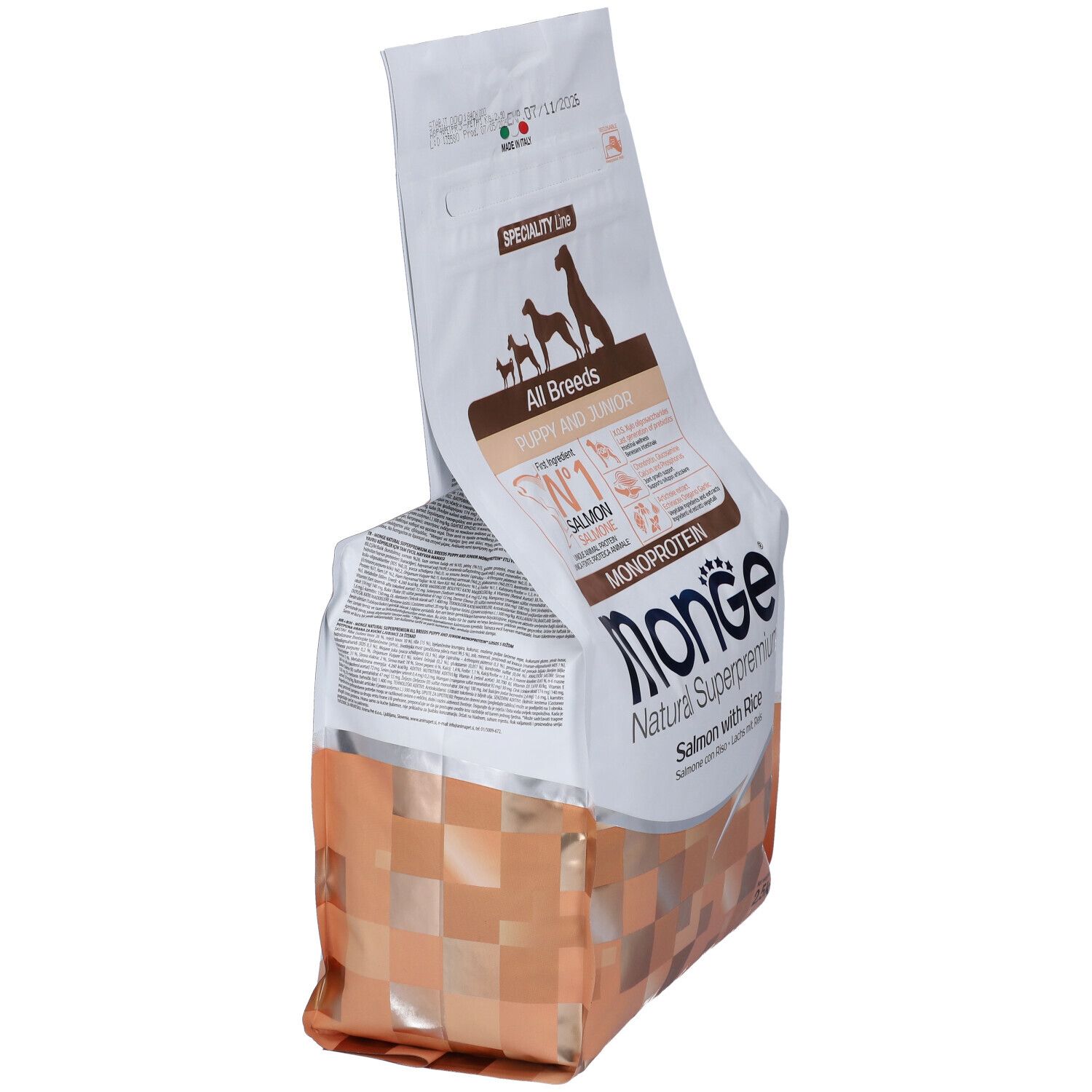 Sacchetto di cibo per cani Monge, obliquo. Scritto: All Breeds Puppy & Junior, Salmone con riso. 2,5 kg. Parzialmente aperto.