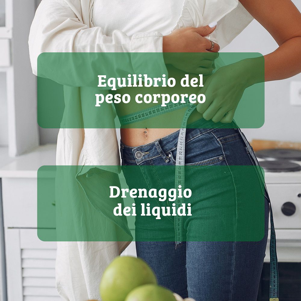 Donna misura la vita con metro, supporta peso corporeo e drenaggio liquidi.