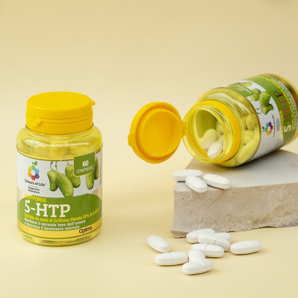 Due contenitori "Griffonia 5-HTP", uno aperto, con capsule che cadono su un piedistallo di pietra.