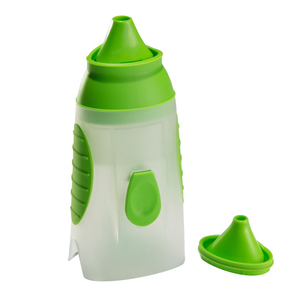 Doccia nasale con tappo e beccuccio verdi. Beccuccio verde separato. Contenitore bianco con elementi verdi.