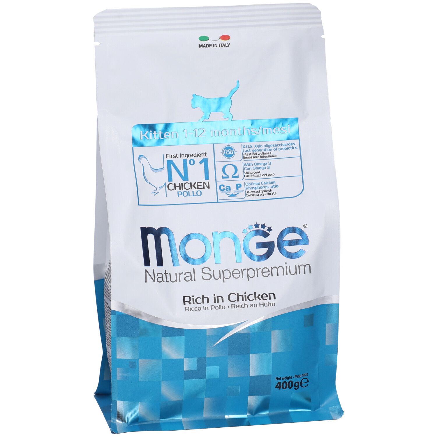 Busta di cibo per gatti Monge, in diagonale. Kitten 1-12 mesi. Con pollo. Confezione blu e logo.