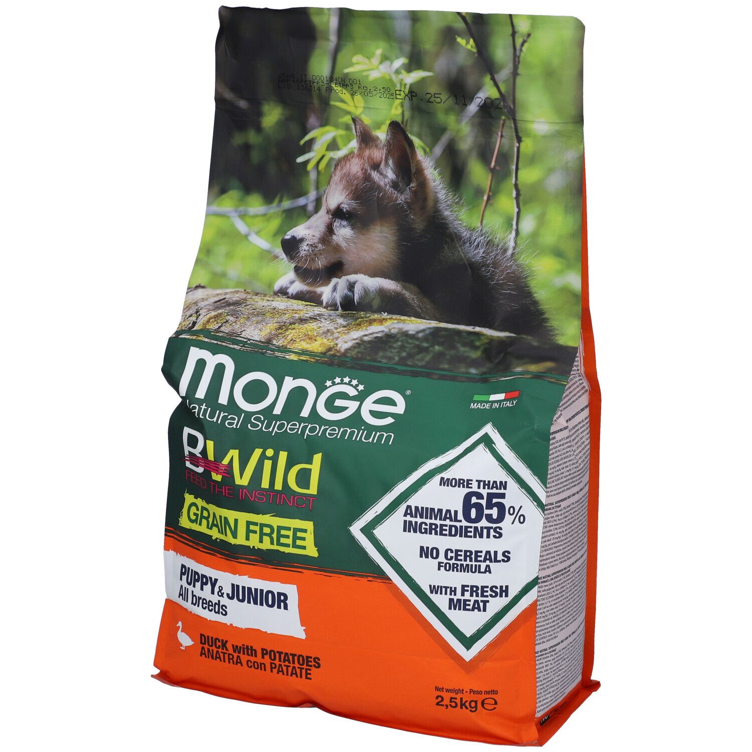 Sacchetto di cibo per cani con immagine di cucciolo. Scritta: Monge Bwild Grain Free Puppy & Junior. Contiene il 65% di ingredienti animali, senza cereali.