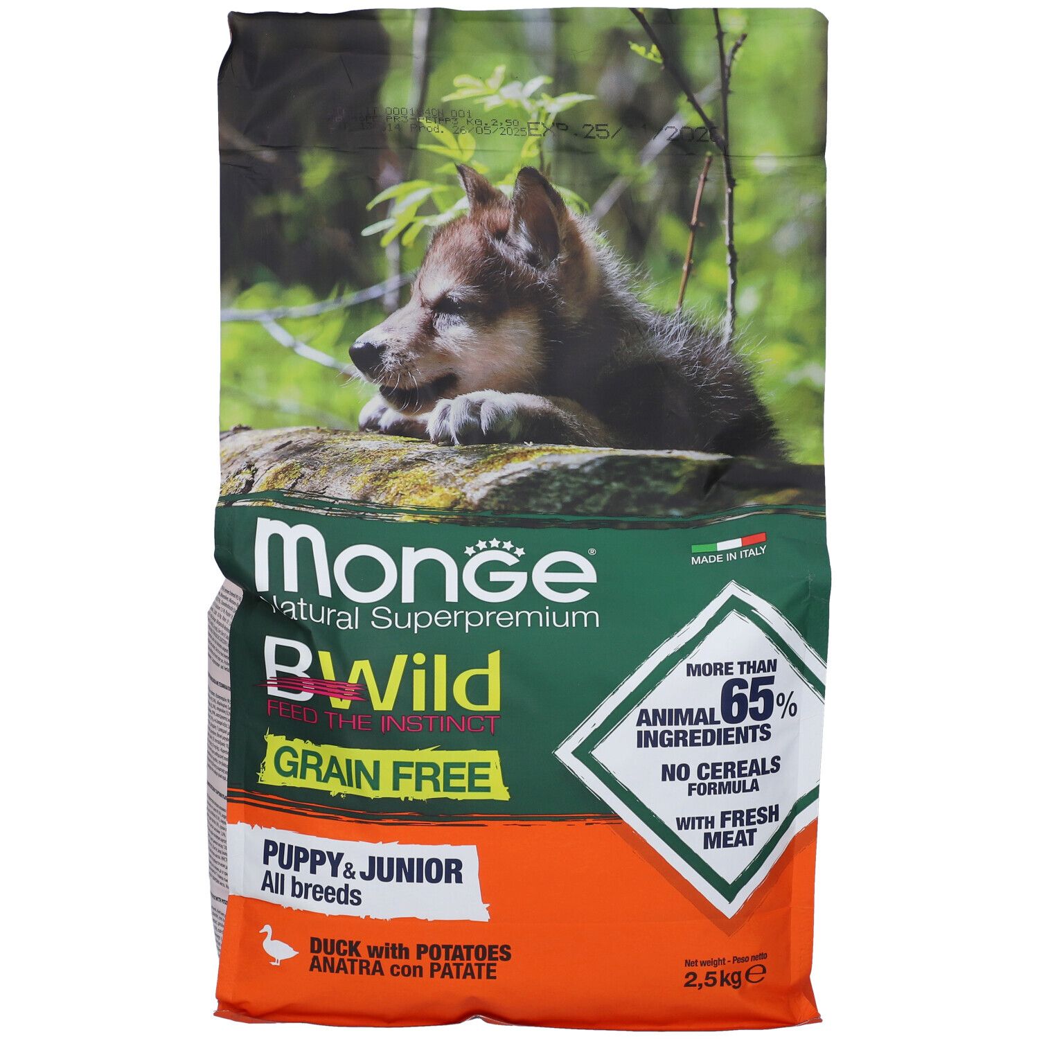 Sacchetto di cibo per cani con immagine di cucciolo. Scritta: Monge Bwild Grain Free Puppy & Junior. Contiene il 65% di ingredienti animali, senza cereali.