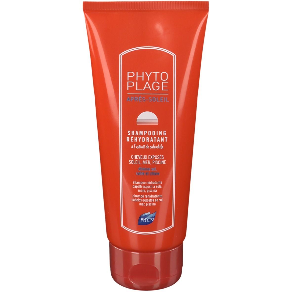 Tubo rosso con etichetta bianca. Testo: PHYTO PLAGE, Shampooing Réhydratant, Cheveux exposés soleil, mer, piscine. Logo.