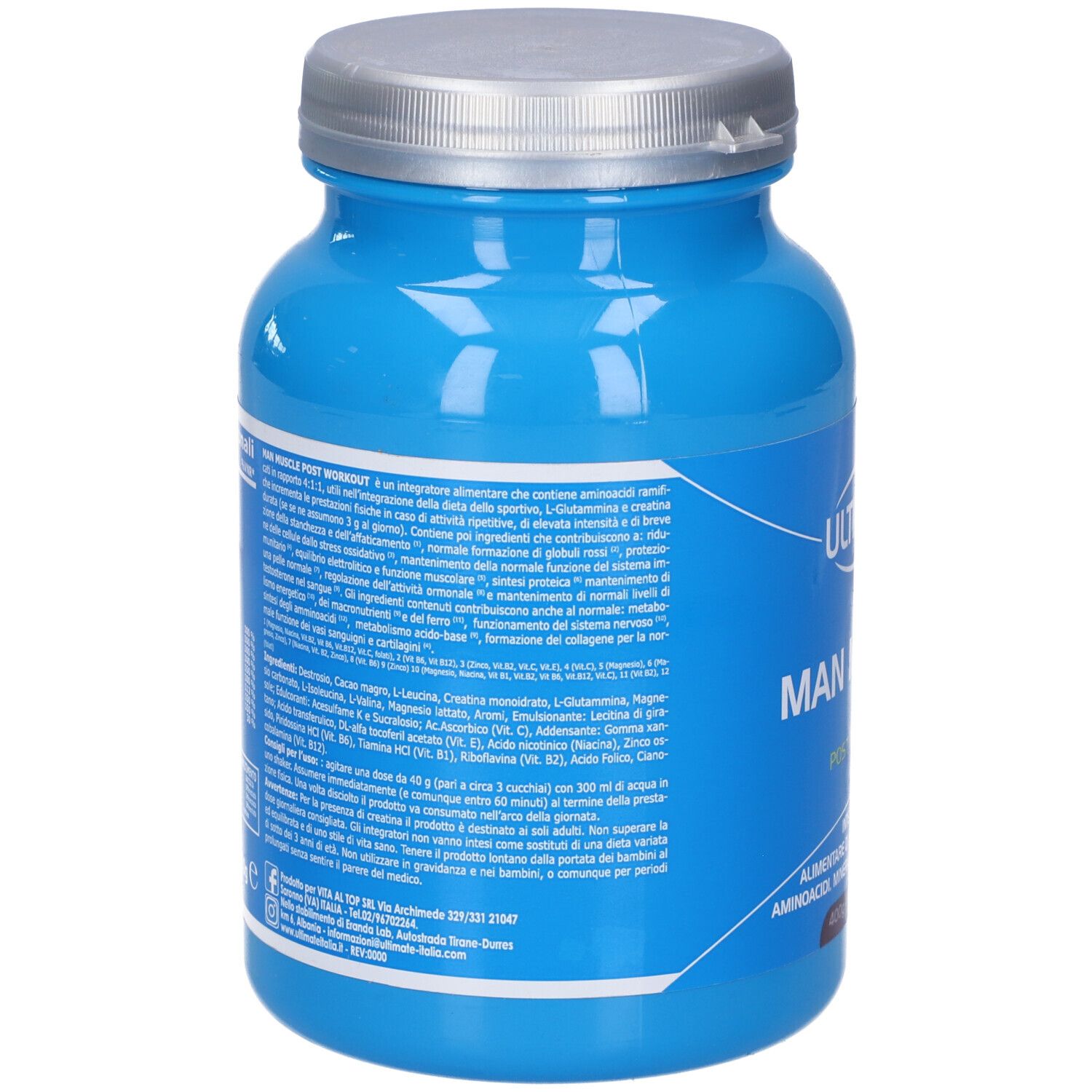 Barattolo blu con coperchio argentato. Retro con testo. Scritta: Ultimate Italia, Man Muscle, Post Workout. 400g, gusto Cacao.