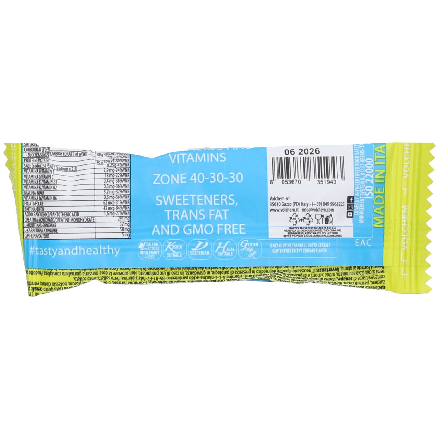 Retro della confezione della barretta proteica. Contiene informazioni su vitamine, ingredienti e certificazioni.