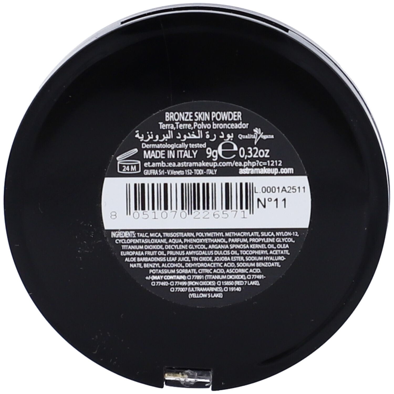 Contenitore rotondo nero con cipria bronzante. Scritta: Bronze Skin Powder, Terra, 9g, 0.32oz. Ingredienti e numero di lotto.