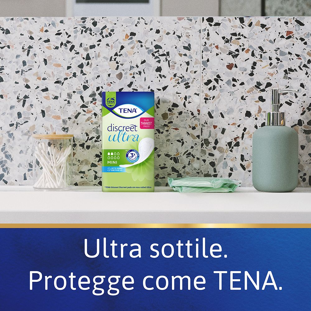 Confezione di Tena® Lady Discreet Ultra Mini su un ripiano. Altri prodotti per la cura sullo sfondo.