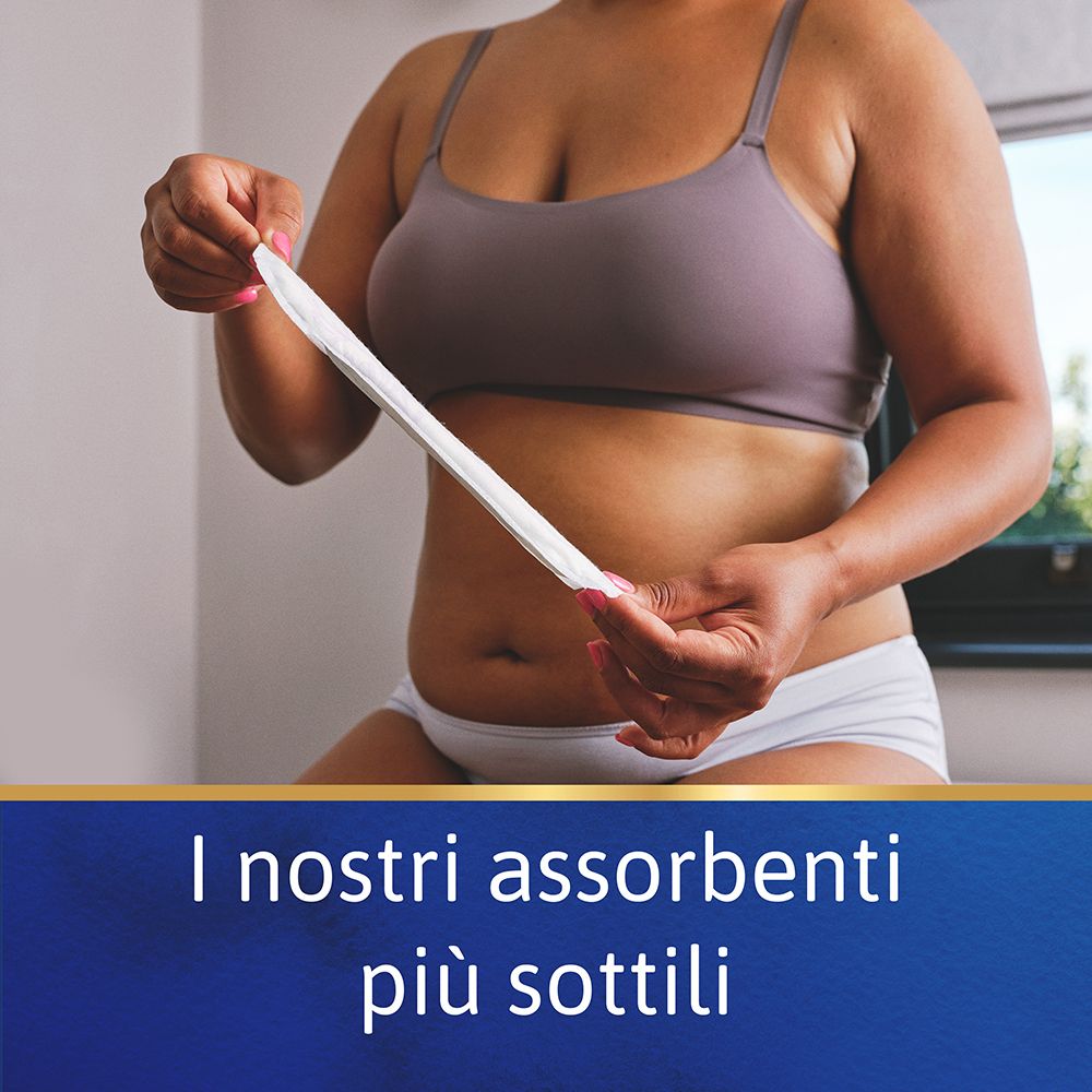 Persona che tiene Tena® Lady Discreet Ultra Mini. Testo: I nostri assorbenti più sottili.