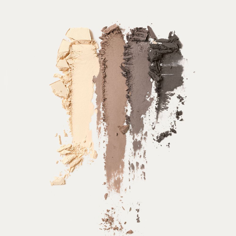 Quattro colori di ombretto a strisce. Colori: chiaro, marrone, marrone medio, marrone scuro.