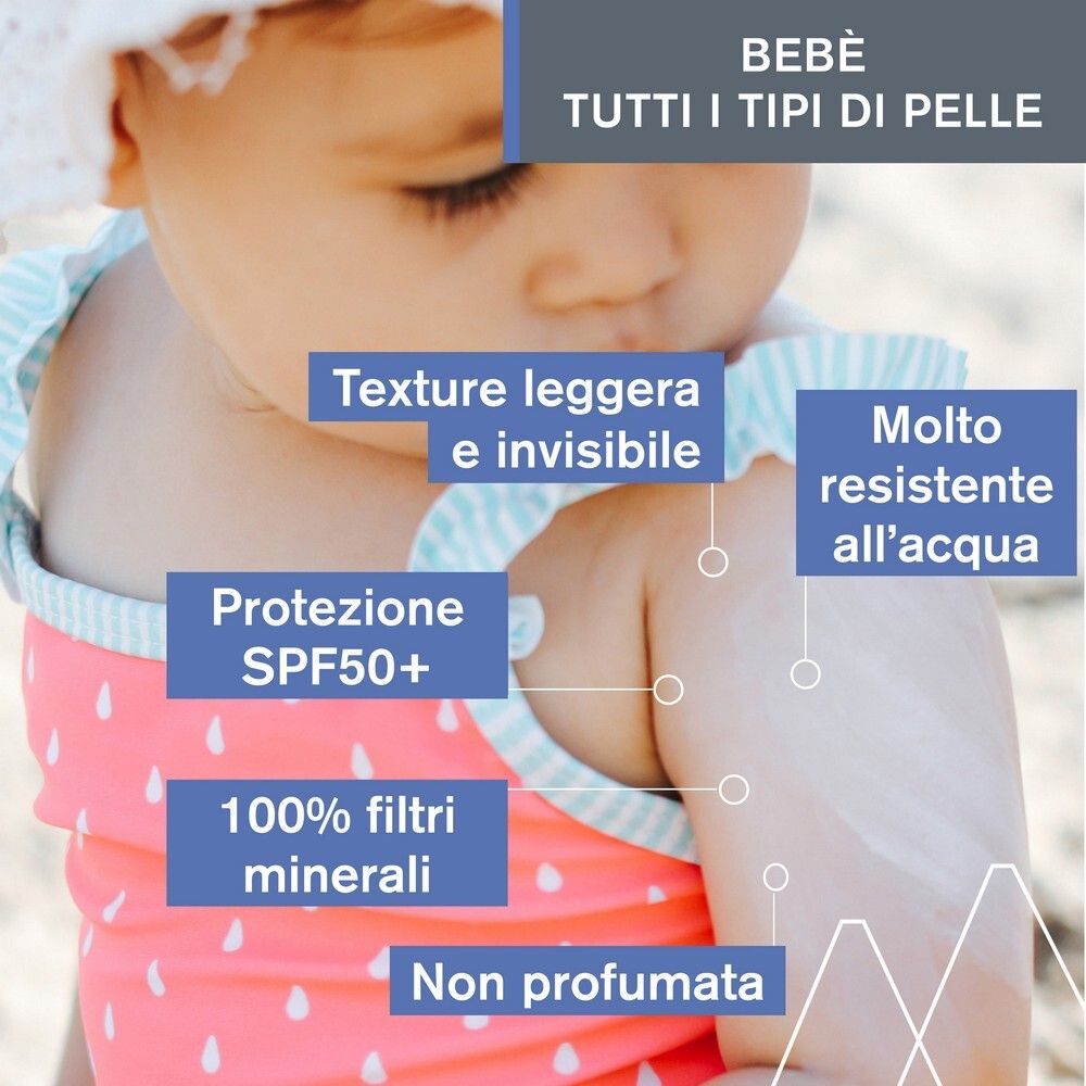 Bambino sulla spiaggia. Testi: Texture leggera, resistente all'acqua, 100% filtri minerali, senza profumo, protezione SPF50+.