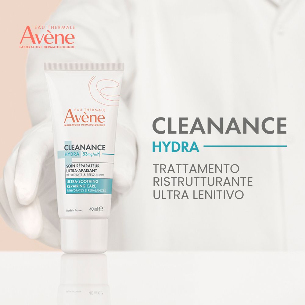 Tubo Avène Cleanance Hydra tenuto da mani con guanti.