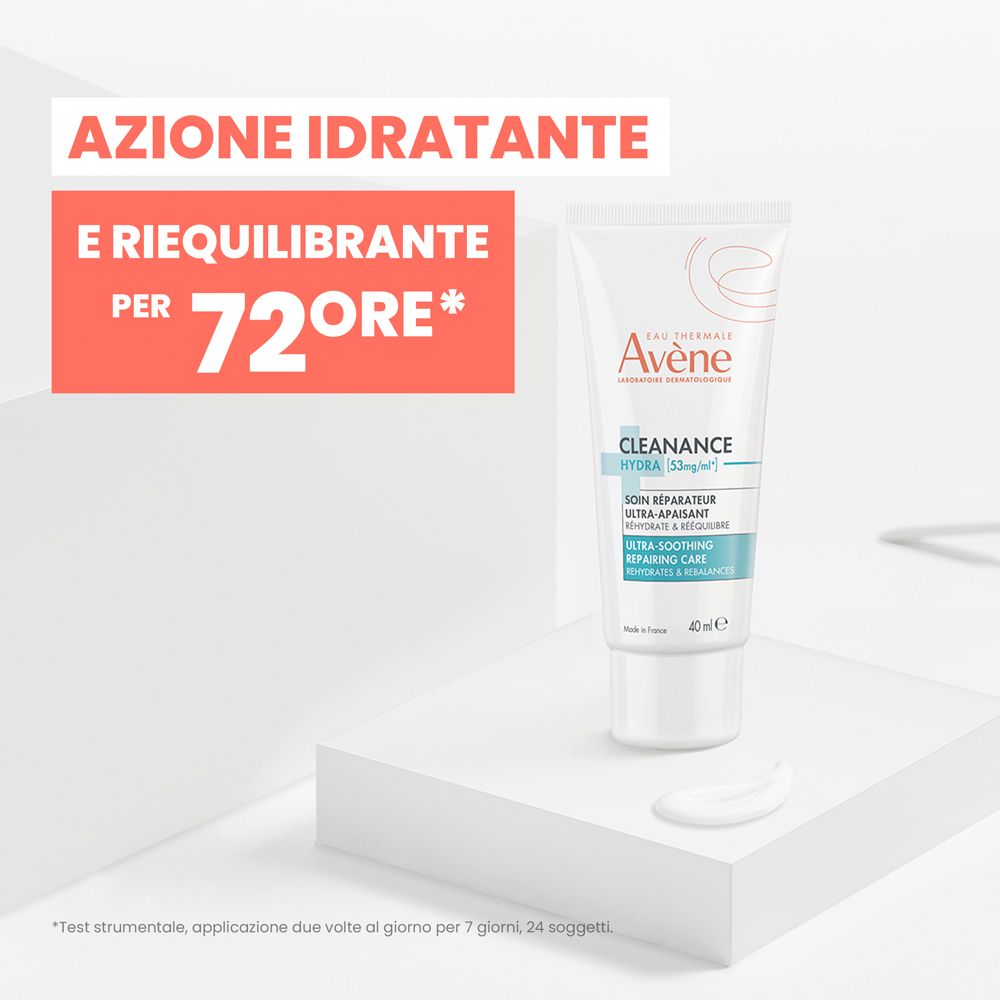 Tubo Avène Cleanance Hydra su piedistallo bianco con campione di prodotto.